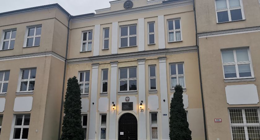 Sanepid nie zamknie ogólniaka na Długiej – Nauczanie zdalne dla 4 klas