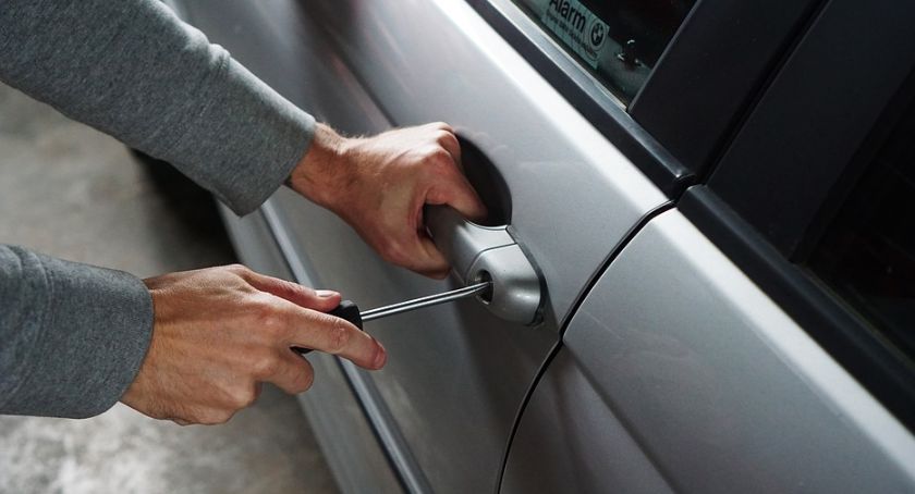 Złodziej na parkingu sklepowym – Ukradł nawet glukometr