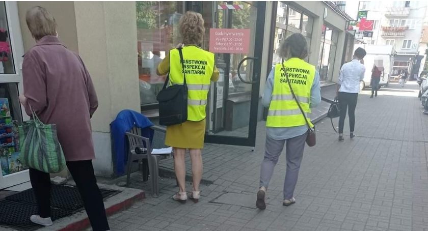 Sanepid w asyście policji prowadzi kontrole 