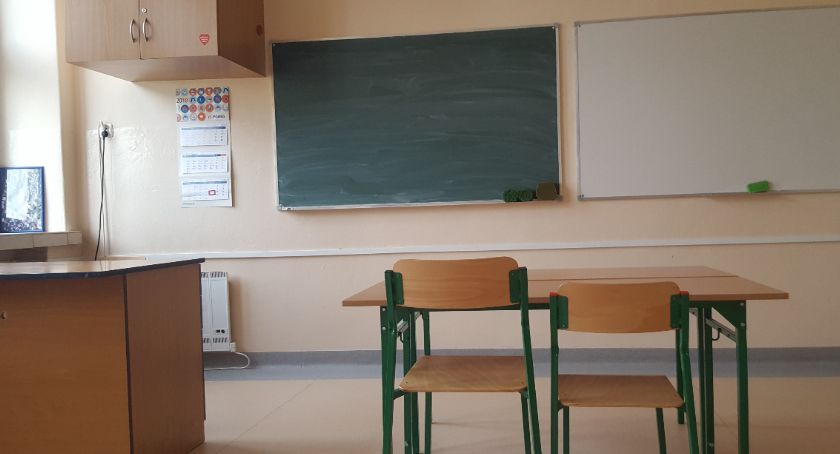 Zakażony nauczyciel i uczeń – Koronawirus w kolejnych szkołach