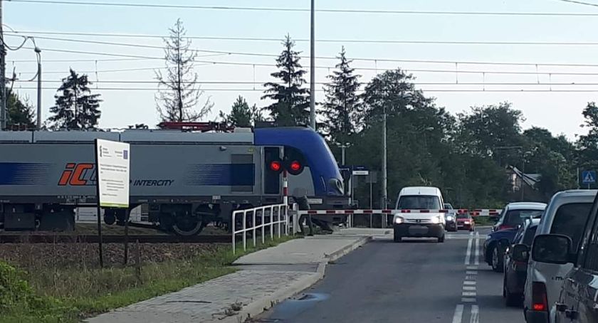 Wjechał na przejazd kolejowy podczas opuszczania rogatek 