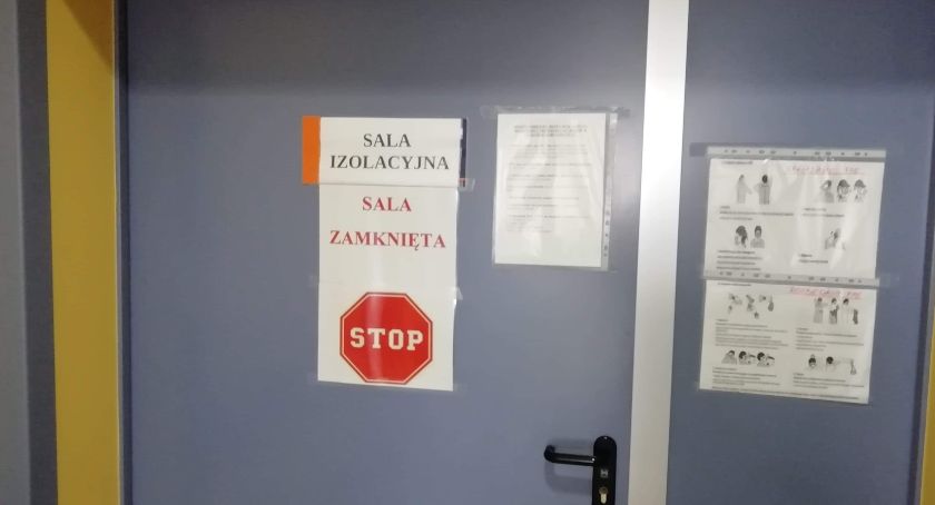 12 zakażeń w jedną dobę i informacja o zgonie 