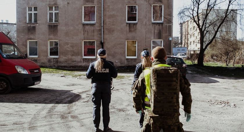 Żołnierze i policjanci kontrolują osoby na kwarantannie