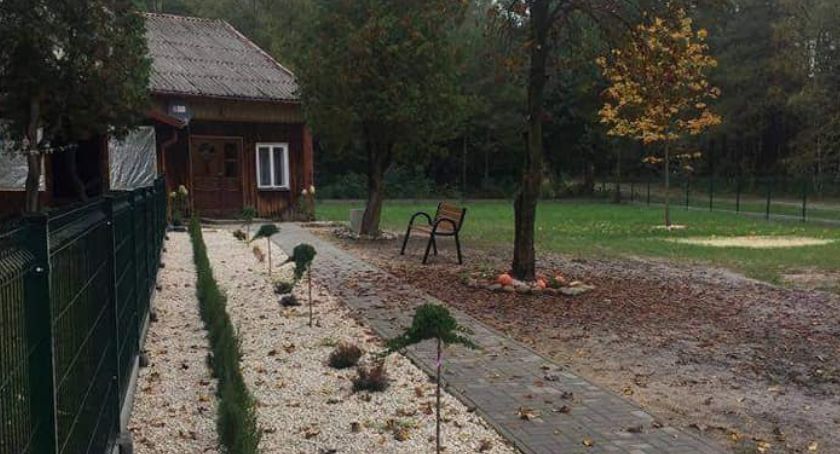 Teren przy świetlicy wiejskiej w Poliku zagospodarowany