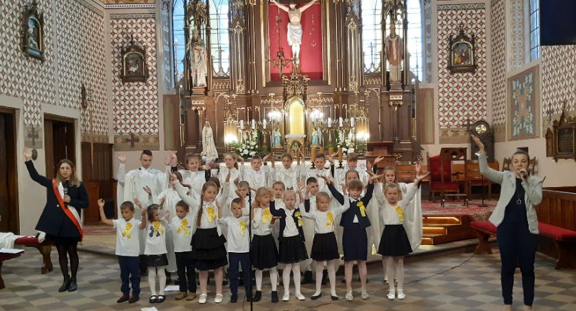 Uczcili pamięć patrona szkoły – XX Dzień Papieski w Brzegach 