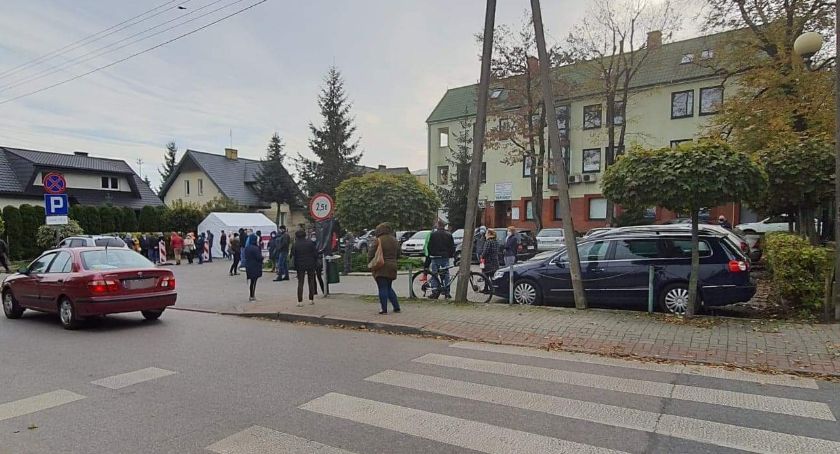 W kolejce czekało kilkadziesiąt osób, punkt był zamknięty – Nowe godziny otwarcia