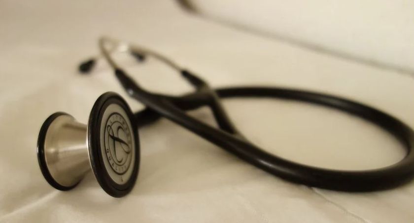 Zgon i rekord dobowy liczby zakażeń i ozdrowieńców