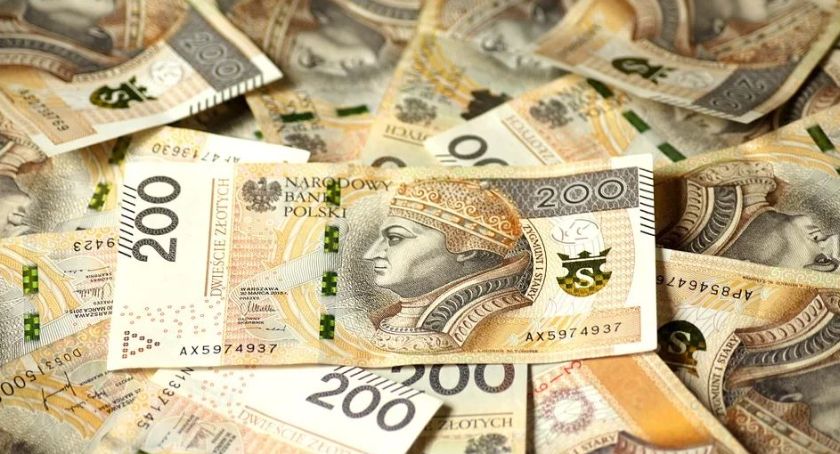 Oddała znalezione pieniądze – Policjanci poszukują właściciela gotówki