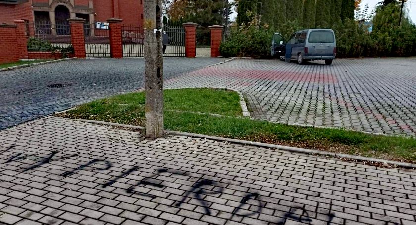 Wulgarny napis i obraźliwe hasła zgłoszone na policję 