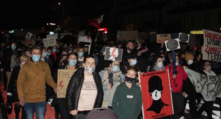 Kwiaty, nie kamienie – Protestujący ominą kościoły