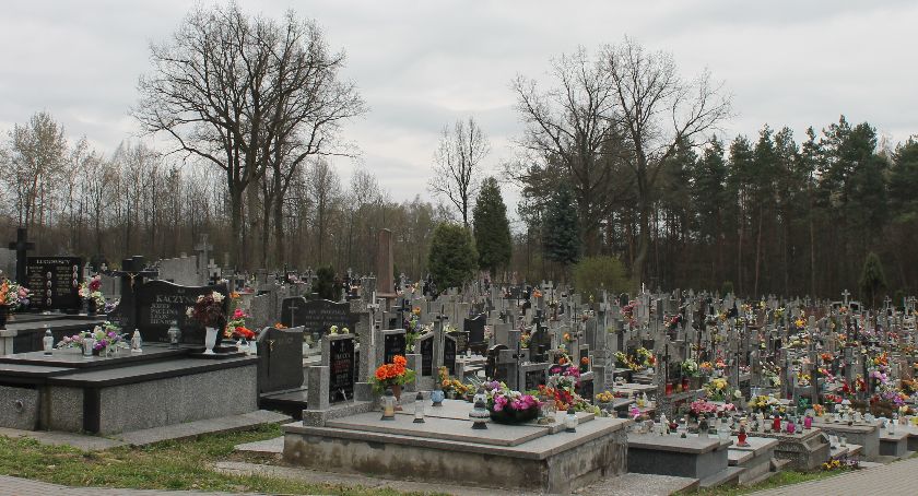 Zamknięcie cmentarzy i apel do seniorów o pozostanie w domach
