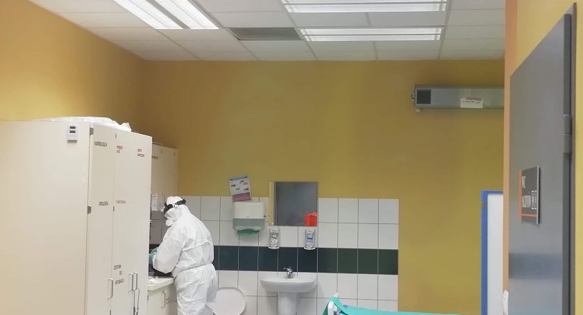 Zgon kobiety, ponad 80 zakażeń i ogromna liczba ozdrowieńców