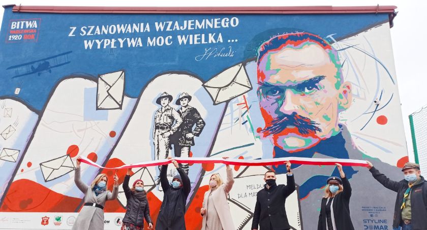 Symboliczne odsłonięcie muralu na ścianie LO na Długiej