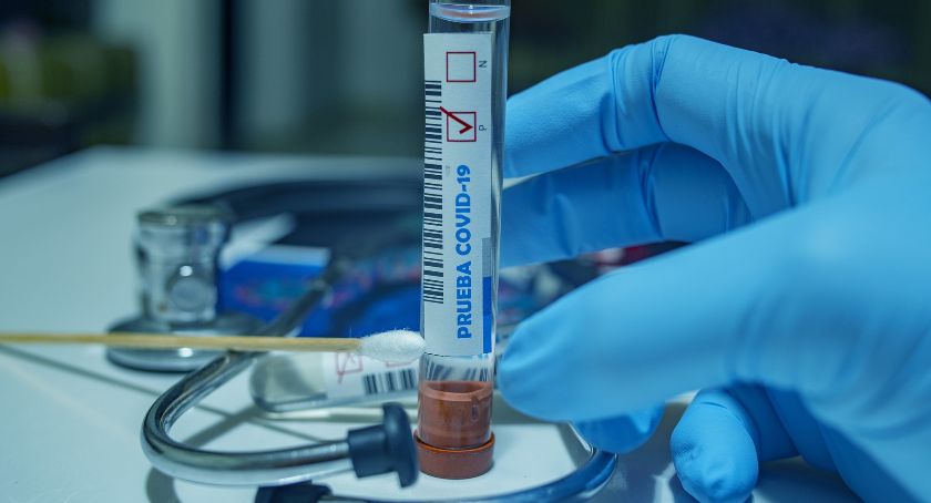 Kolejny zgon i więcej ozdrowieńców niż nowych zakażeń