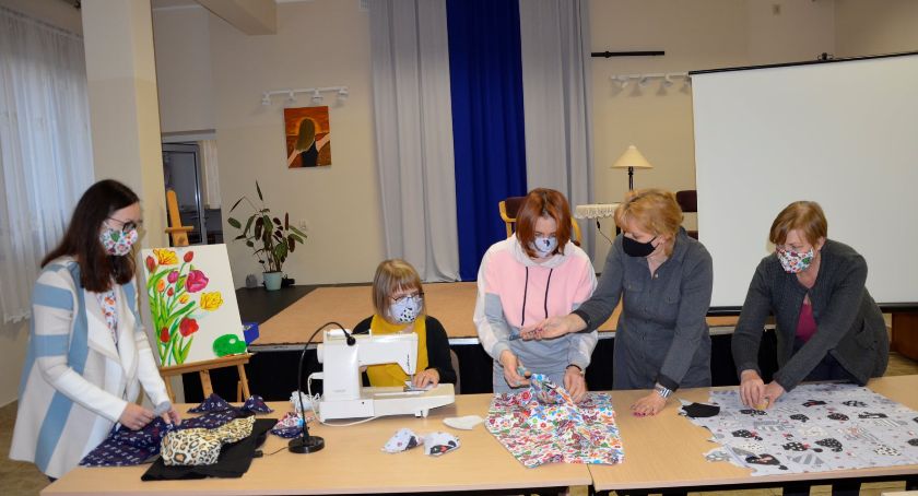 Bibliotekarki i pracownice GOK nie próżnują