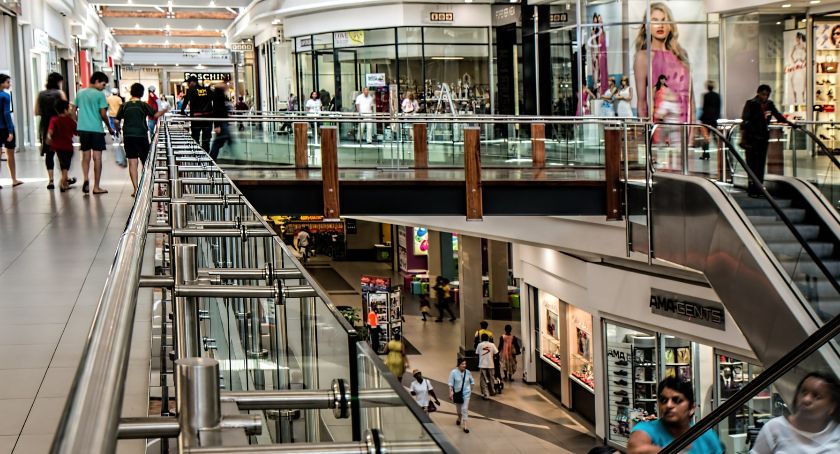 Szkoły nadal zamknięte, otwarcie centrów handlowych, święta w domu