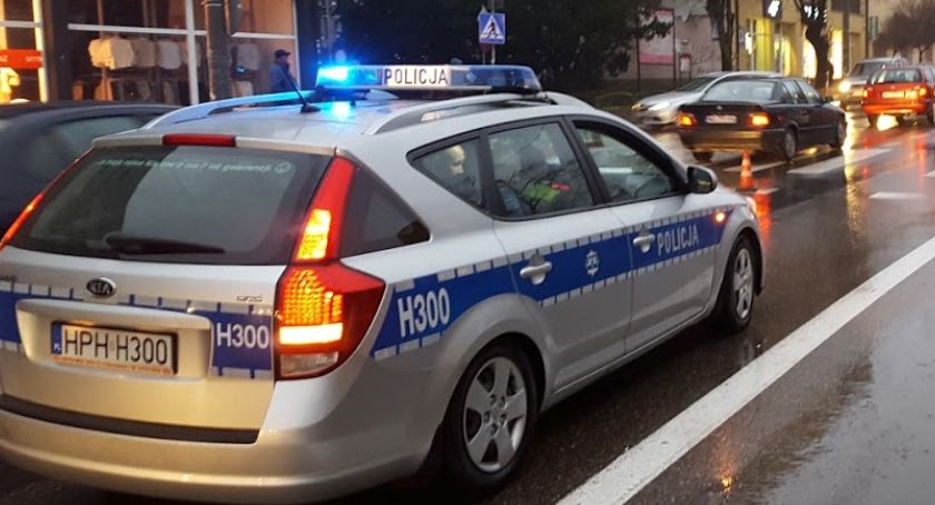 Dwa potrącenia – Piesza była na pasach, inna weszła wprost pod koła samochodu
