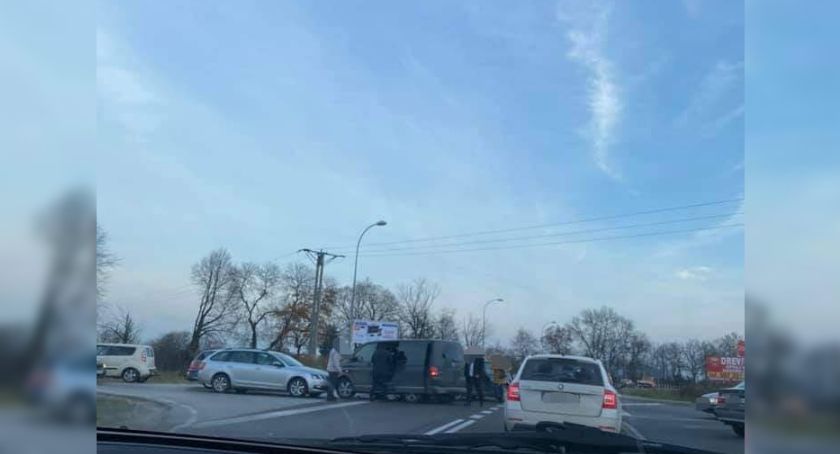 Kolizja 3 aut przy Shellu – Internauci dyskutują o rondzie, policja przypomina zasady 