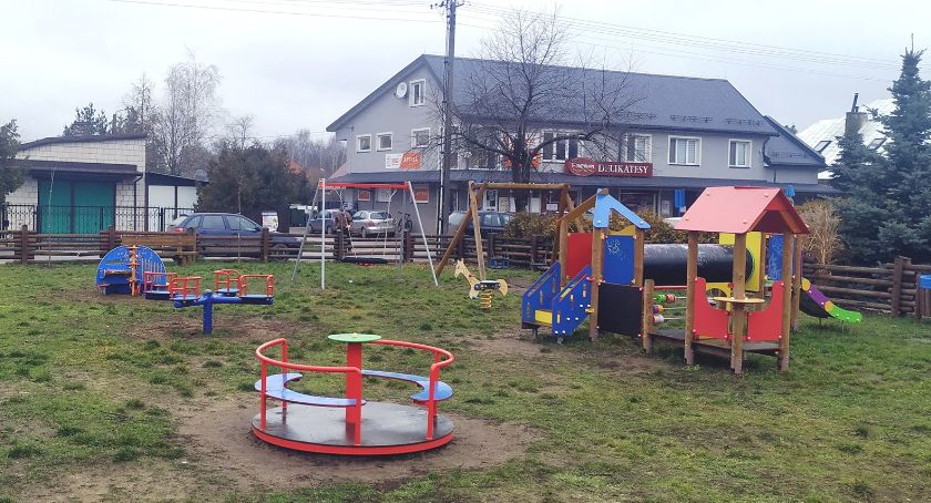 Nowe zabawki na placu zabaw w centrum Wilgi