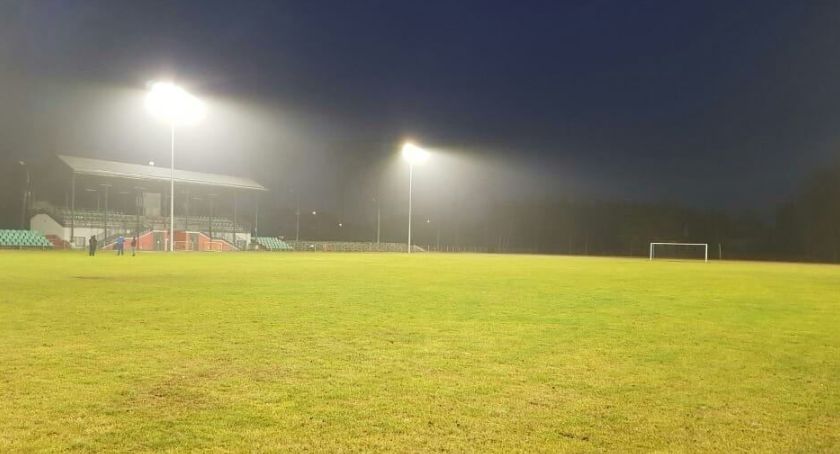 Boisko na stadionie już oświetlone!