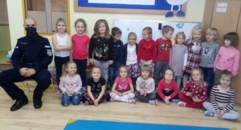 Przedświąteczna wizyta policjanta w przedszkolu