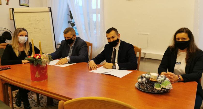 Dołożą tylko 30 procent – Umowa na dofinansowanie remontu drogi podpisana