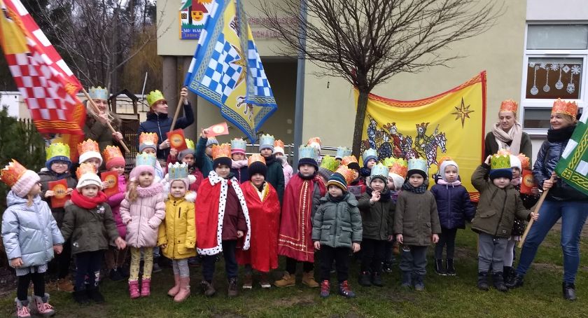 Orszak Trzech Króli na przedszkolnym placu