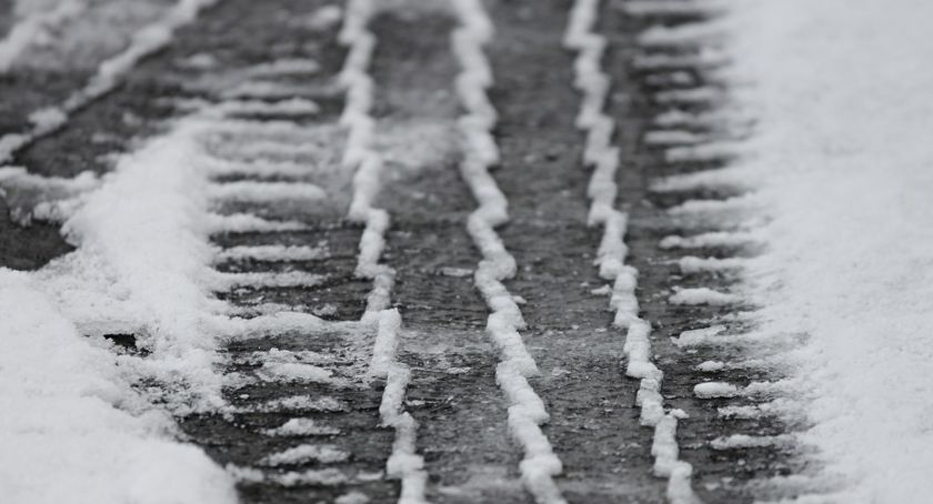 Zimowy drift na ulicach i parkingach sklepowych – Kierowcy ukarani mandatami