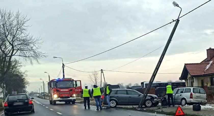 Wypadek w Garwolinie – Opel zatrzymał się na słupie elektrycznym