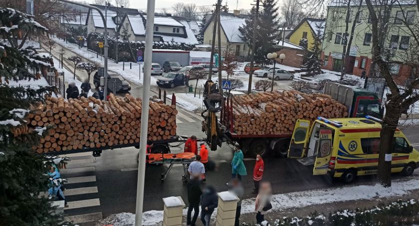 Wypadek na pasach – Volvo z przyczepą drewna potrąciło 90-latka