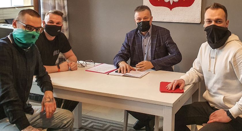 Poseł Grzegorz Woźniak spotkał się z protestującymi
