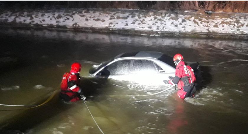 Samochód wjechał do rzeki Wilgi