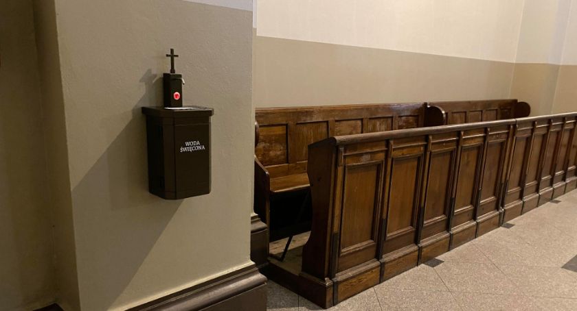 Bezdotykowe dozowniki z wodą święconą już w kolegiacie 