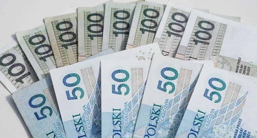 Emerytury i renty z ZUS – Seniorzy coraz częściej wybierają przelew