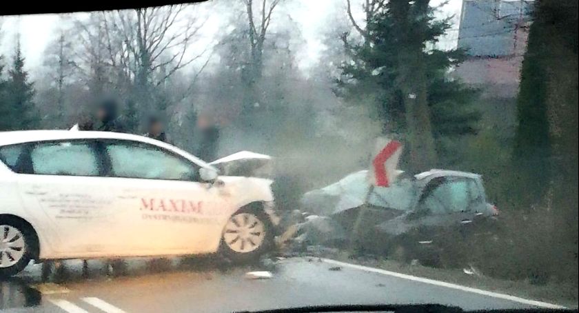 Czołowe zderzenie samochodów
