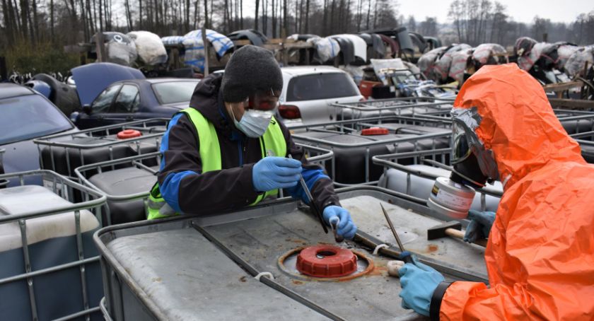 615 pojemników z silnie żrącym kwasem – Jeden uległ rozszczelnieniu