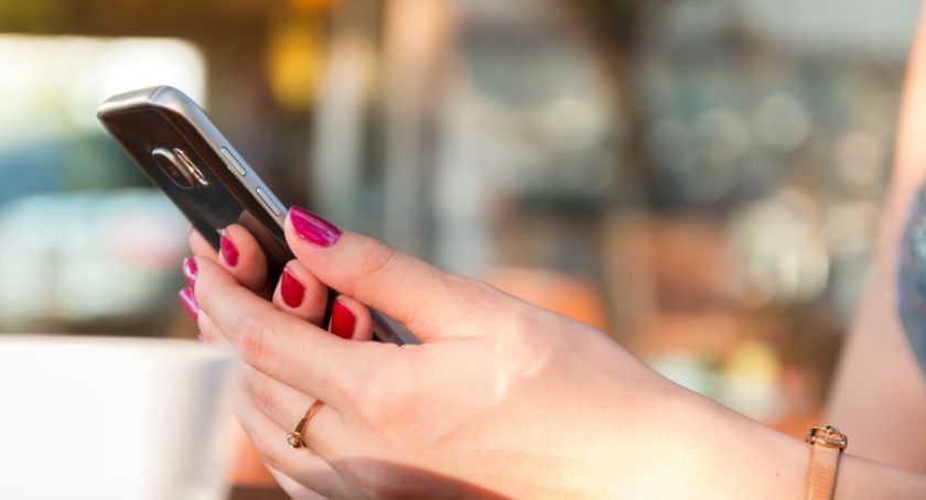Kliknęła w link z SMS-a – Straciła kilka tys. zł