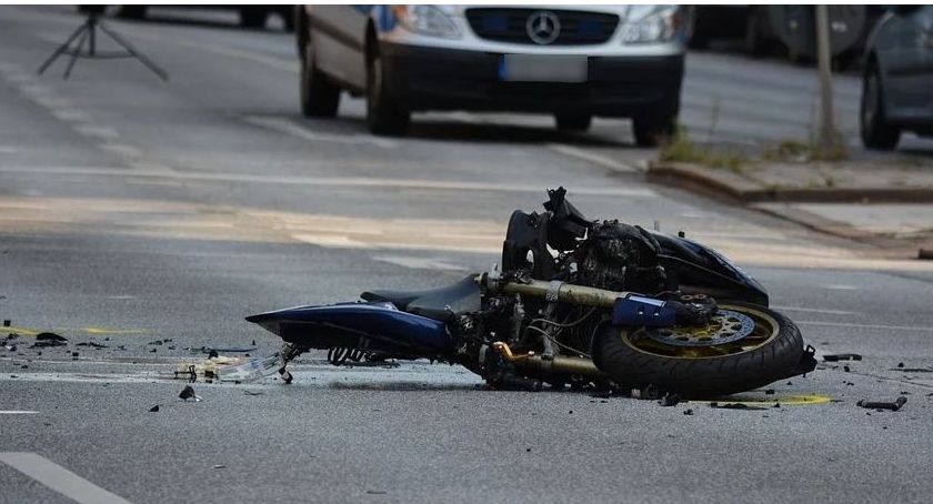 Wypadek – Zderzenie osobówki z motocyklem – Nastolatek trafił do szpitala