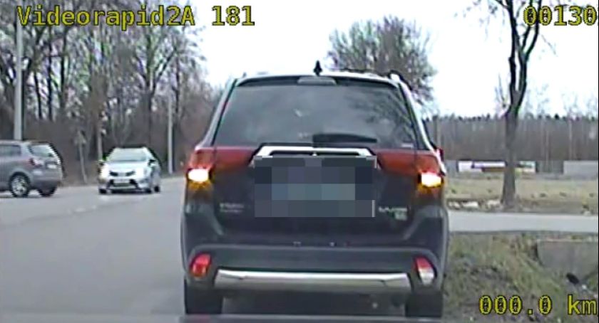 Kamera radiowozu nagrała moment zderzenia samochodów – Video