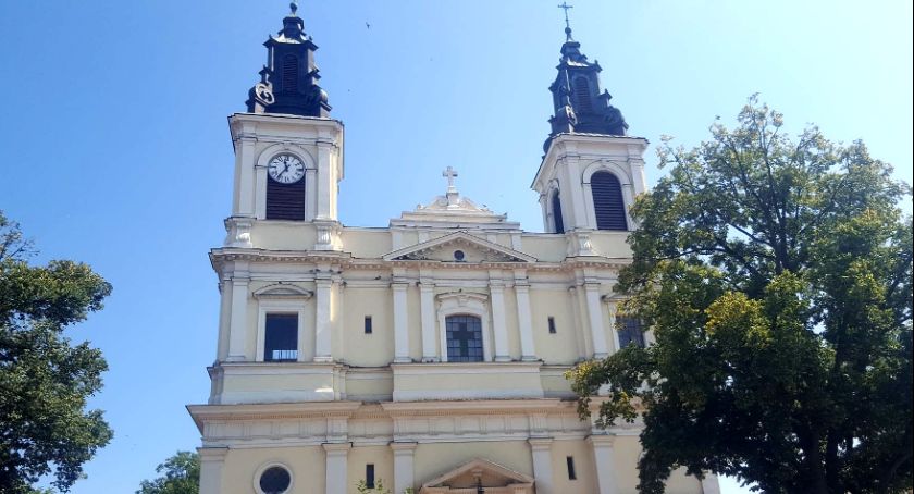 Ksiądz zachorował na COVID-19 – Sanepid apeluje do uczestników mszy rekolekcyjnej