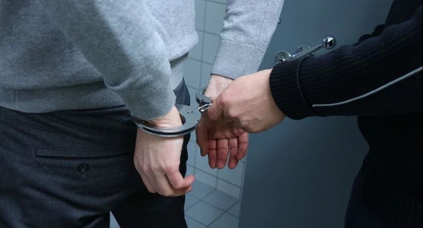 Poszukiwany trafił do więzienia – Wpadł podczas kontroli drogowej