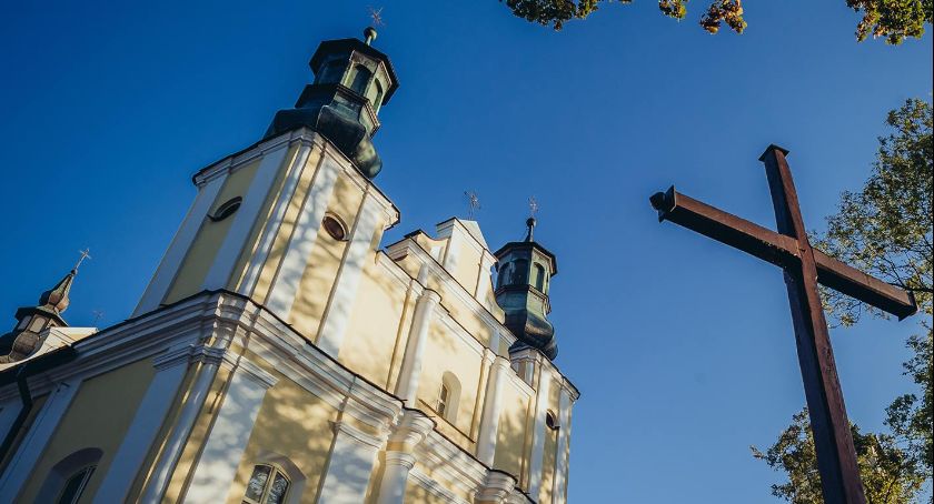 Ksiądz ukarany mandatem za przekroczony limit wiernych