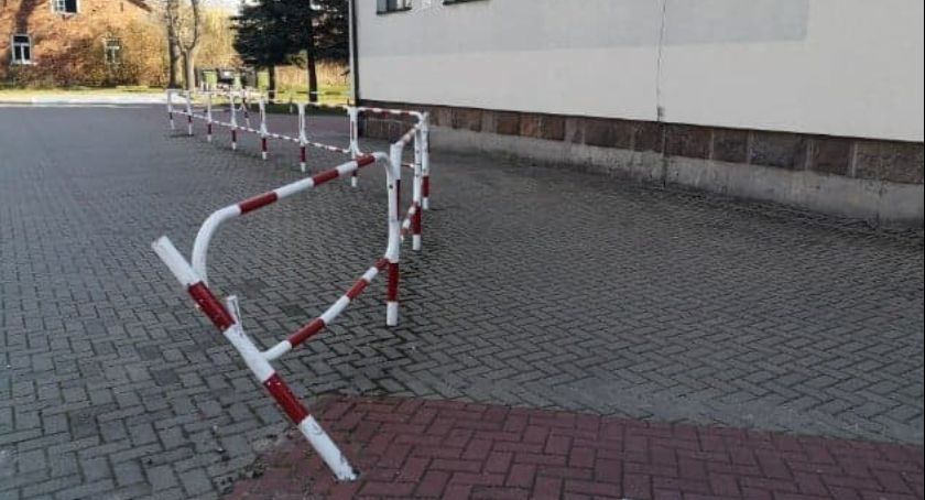 Szkolny monitoring nagrał sprawcę uszkodzenia barierki