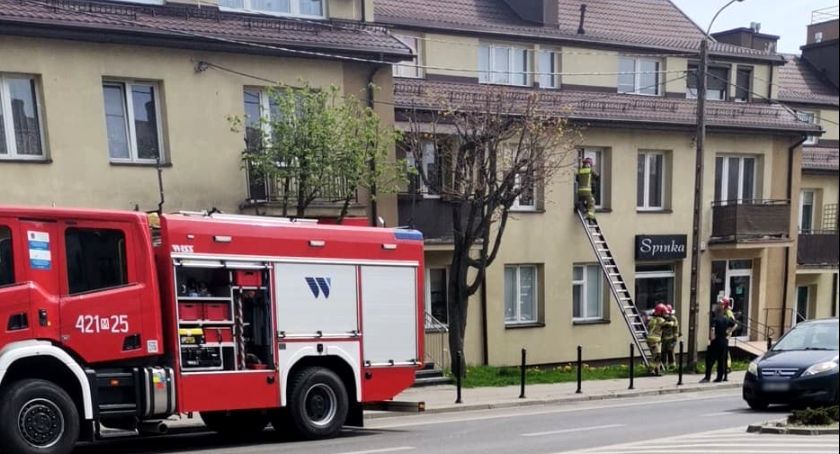 Mieszkanie było zamknięte – Strażacy weszli przez okno