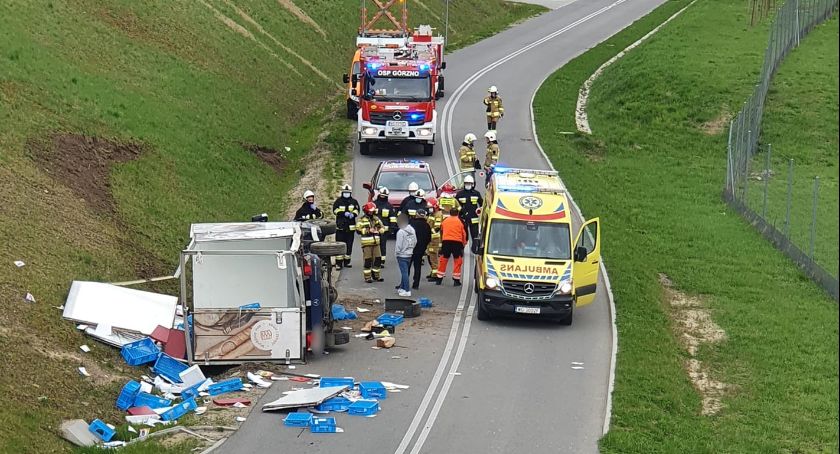 Dostawczak piekarni w rowie – Kierowca stracił panowanie nad pojazdem 