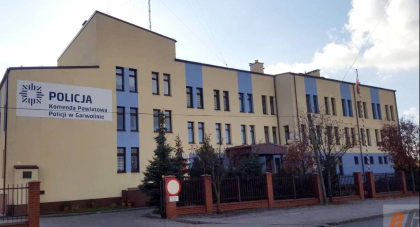 Pił wódkę przy drzwiach komendy – Chciał odebrać prawo jazdy