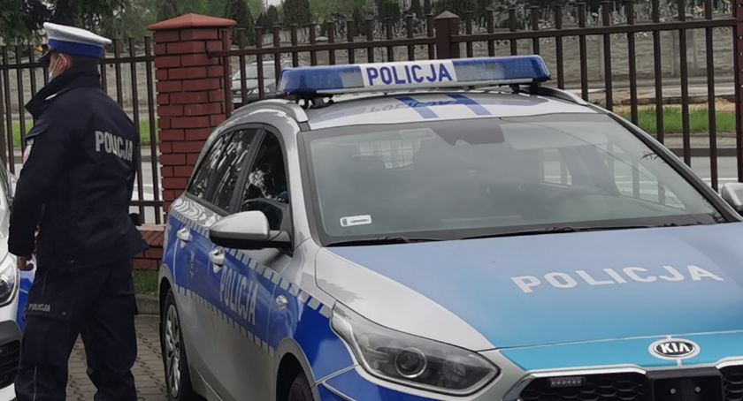 Obnażył się przed nastolatkami, później je gonił