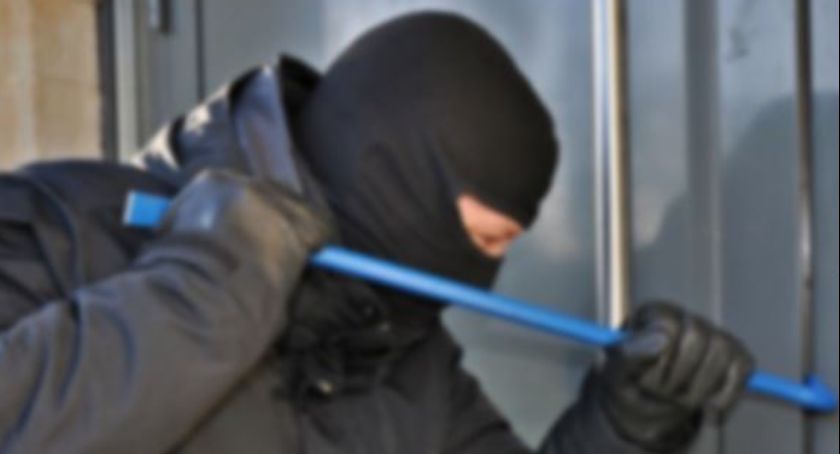 Długi weekend to okazja dla włamywaczy – Zabezpiecz mieszkanie