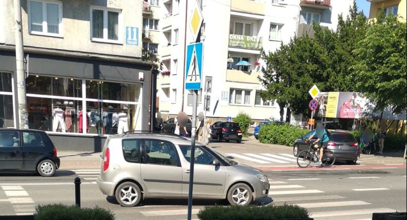 Kolizja motocykla z osobówką – Motocyklista uciekł z miejsca zdarzenia