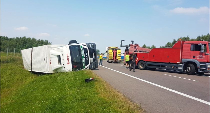 Na S17 przewrócił się tir – Możliwe utrudnienia przy wyciąganiu pojazdu
